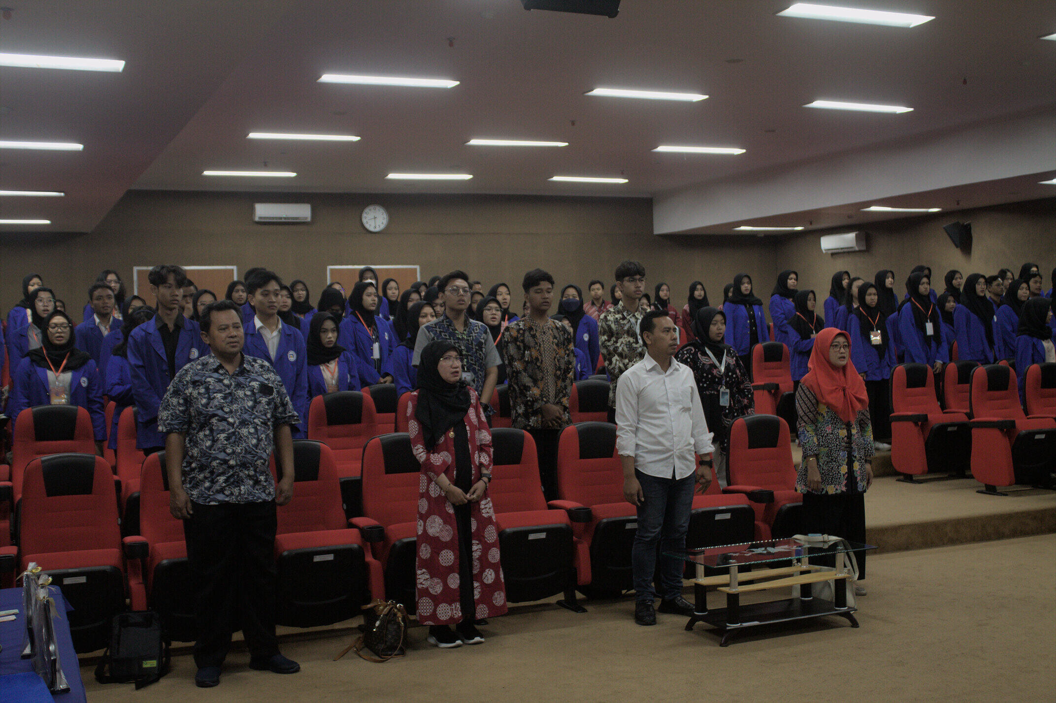 Menyanyikan Lagu Indonesia Raya & Hymne Udinus 